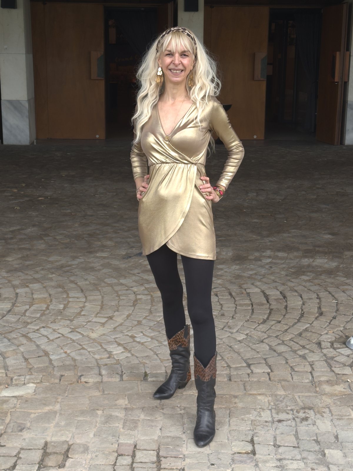 Yasmin Schwarze im goldenen Kleid vor dem Staatstheater Kassel beim Bürgerpreis „Glas der Vernunft“ 2025